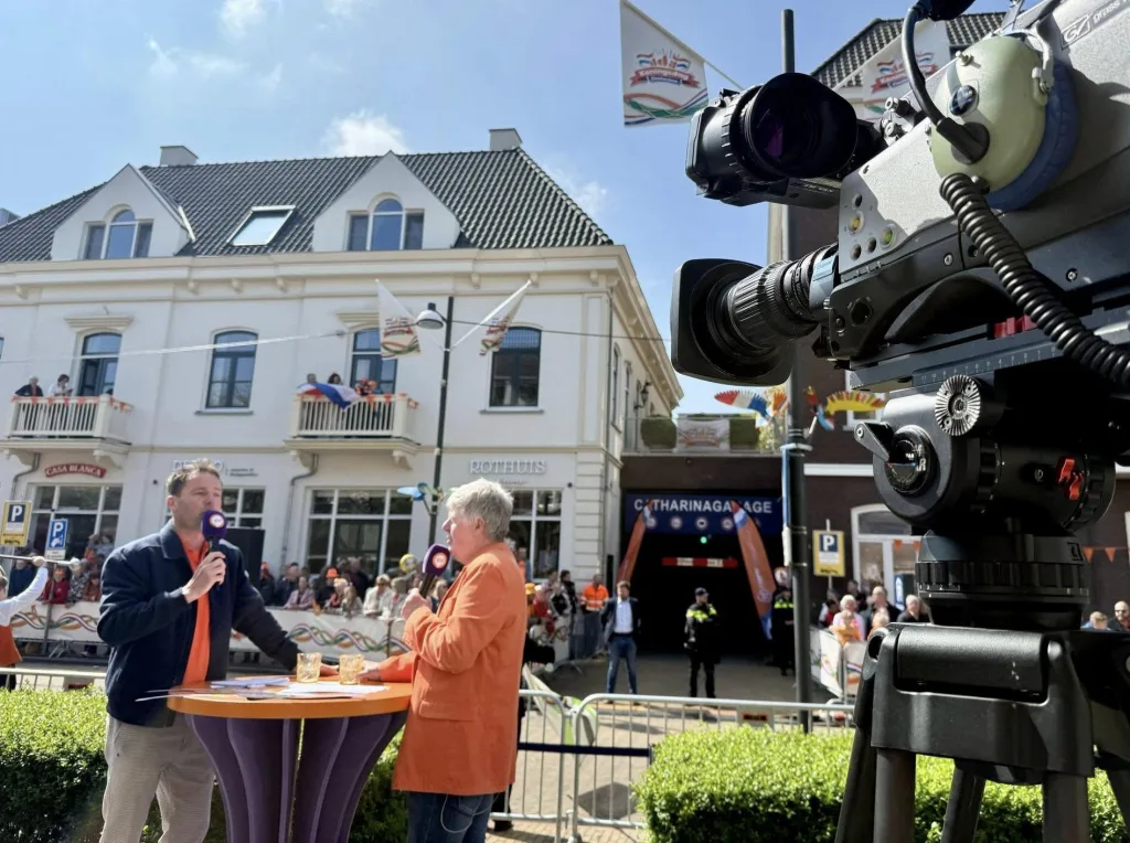 Presentatie langs de route van Koningsdag 2025